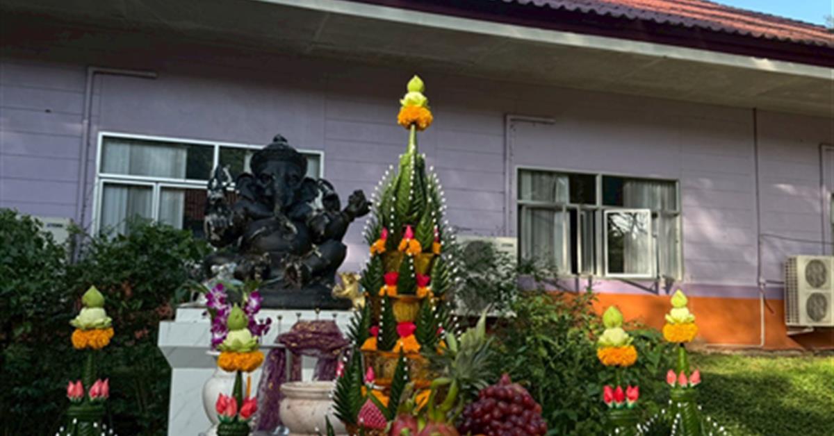 คณะสถาปัตยกรรมศาสตร์และศิลปกรรมศาสตร์ บวงสรวงพระพิฆเนศ
เพื่อเคลื่อนย้ายมาประดิษฐานชั่วคราว