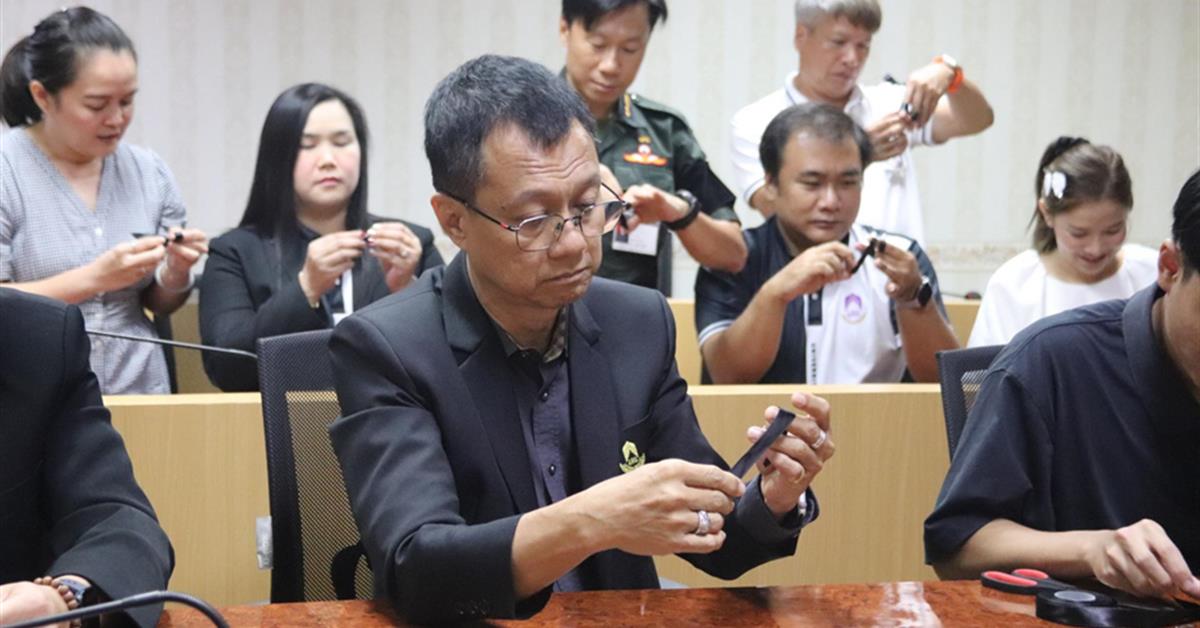 กองกิจการนิสิต มหาวิทยาลัยพะเยา จัดกิจกรรม "ร่วมทำโบว์สีดำ ไว้อาลัย"
