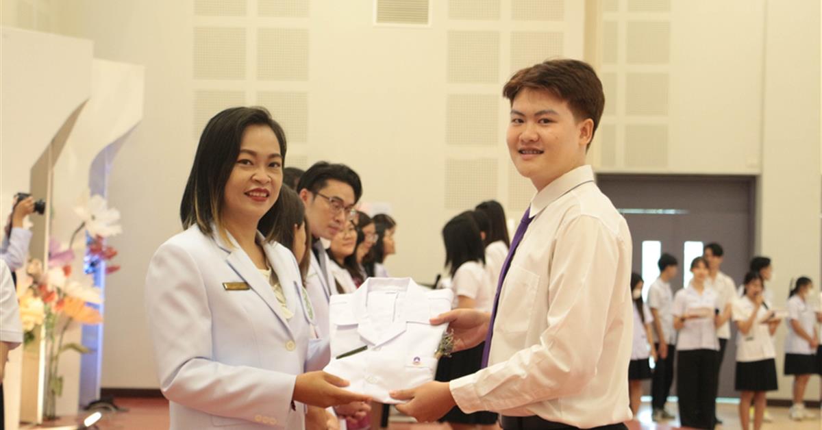 คณะเภสัชศาสตร์จัดกิจกรรมพิธีมอบเสื้อกาวน์ ประจำปีการศึกษา 2566