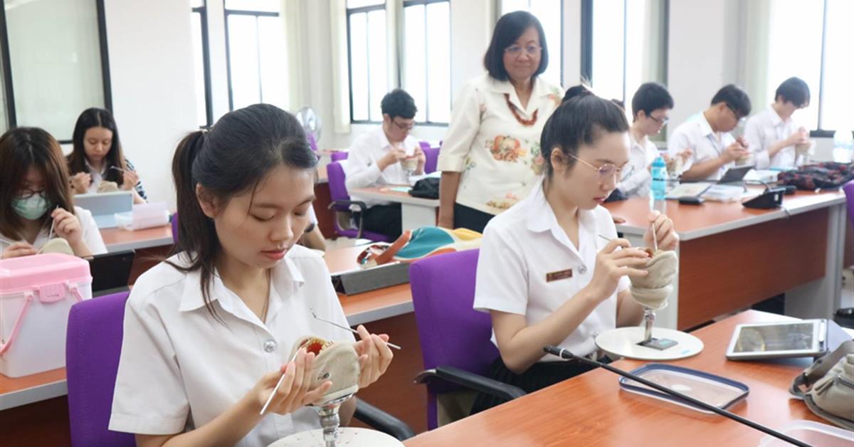 ผู้อำนวยการศูนย์ทันตสาธารณสุขระหว่างประเทศ และ อาจารย์จุมพล พรหมสาขา ณ สกลนคร ให้เกียรติสอนในรายวิชาการยศาสตร์แก่นิสิตทันตแพทย์ ชั้นปีที่ 3