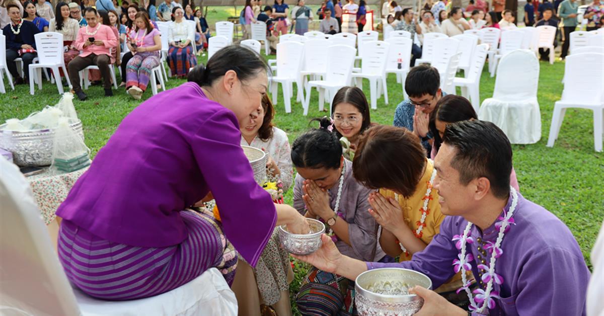 คณะพยาบาลศาสตร์ มหาวิทยาลัยพะเยา เข้าร่วมพิธีสระเกล้าดำหัวอธิการบดีและผู้อาวุโส เนื่องในโอกาสประเพณีสงกรานต์ มหาวิทยาลัยพะเยา ประจำปี 2568