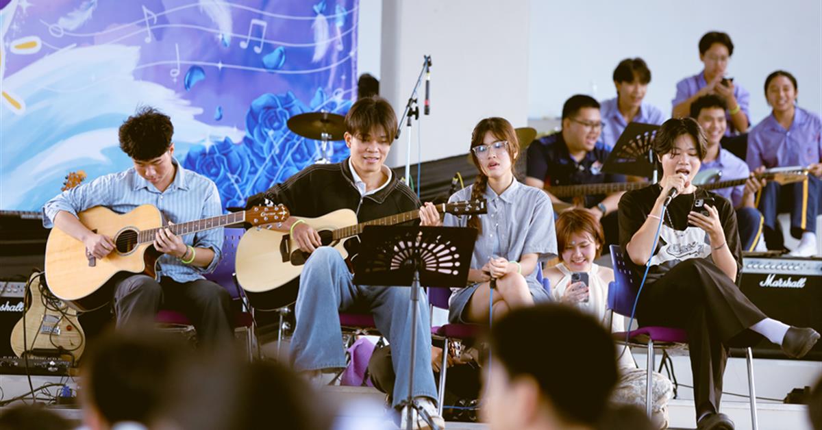 นักเรียน ม.3 รวมทีมจัดมินิคอนเสิร์ต “2 Side of Heart” ถ่ายทอดเสียงหัวใจผ่านบทเพลง