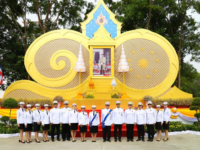 อธิการบดีมหาวิทยาลัยพะเยา พร้อมคณะผู้บริหารเข้าร่วมพิธีถวายพระพรชัยมงคล ในพระราชพิธีบรมราชาภิเษก ที่บริเวณซุ้มเฉลิมพระเกียรติ หน้าศาลาประชาคมจังหวัดพะเยาและรับชมการถ่ายทอดสดของโทรทัศน์รวมการเฉพาะกิจแห่งประเทศไทย