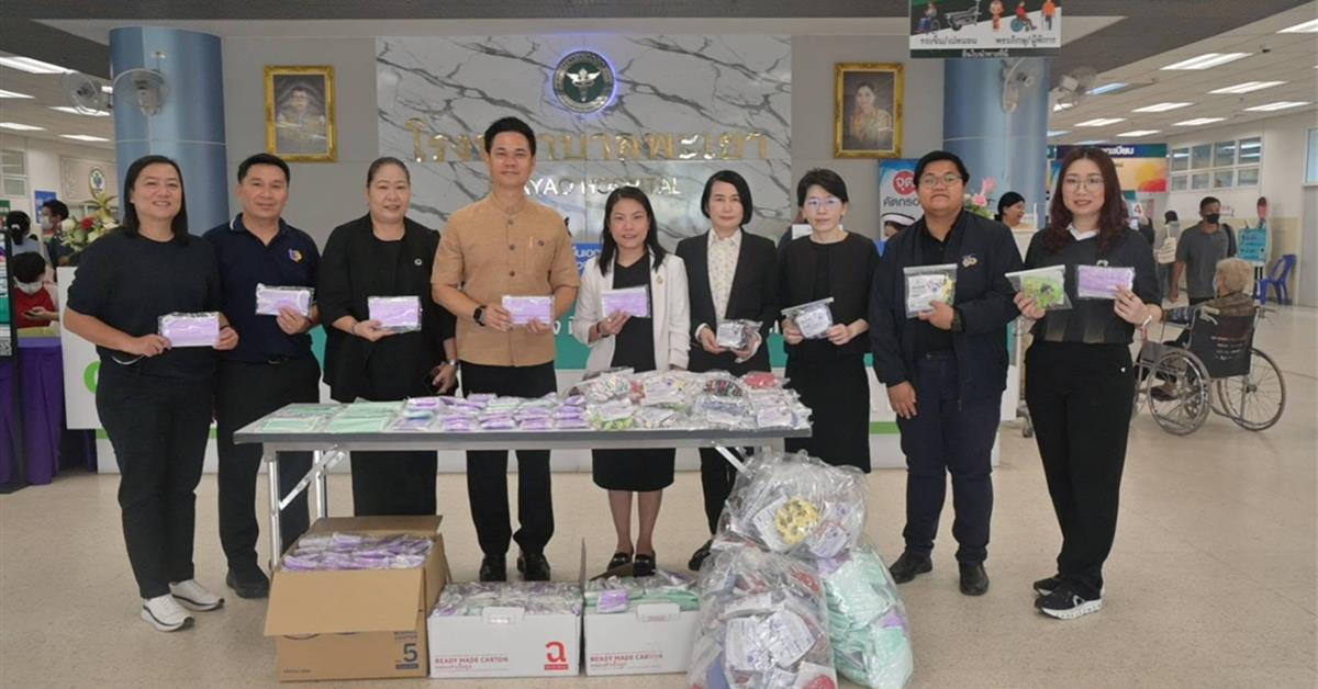 ผู้อำนวยการกองกิจการนิสิต และหัวหน้างาน ร่วมมอบหน้ากากอนามัย แก่โรงพยาบาลมหาวิทยาลัยพะเยา และ โรงพยาบาลพะเยา
