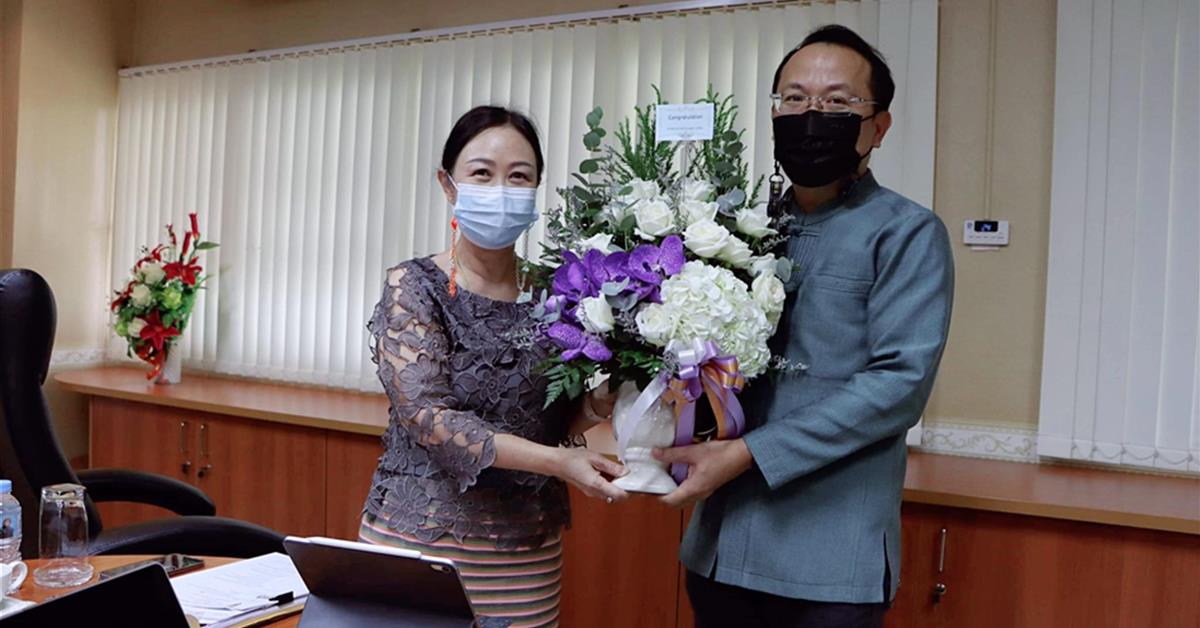 รองศาสตราจารย์ ดร.สุภกร พงศบางโพธิ์ อธิการบดีมหาวิทยาลัยพะเยา มอบช่อดอกไม้แสดงความยินดีกับศาสตราจารย์ ดร.เสมอ ถาน้อย รองอธิการบดีฝ่ายวิจัยและนวัตกรรม