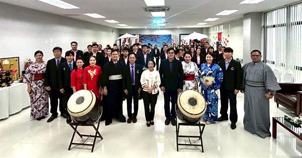 แสดงนิทรรศการผลงานการศึกษาดูงานต่างประเทศ ณ วิทยาเขตเชียงราย 